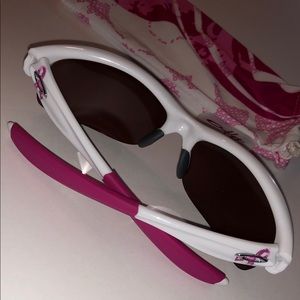 ✨OAKLEY Breast Cancer Awareness sunglasses 💕